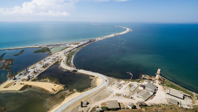 Строящийся участок дороги от трассы М-25 до Керченского пролива. Архивное фото Строящийся участок дороги от трассы М-25 до Керченского пролива. Архивное фото