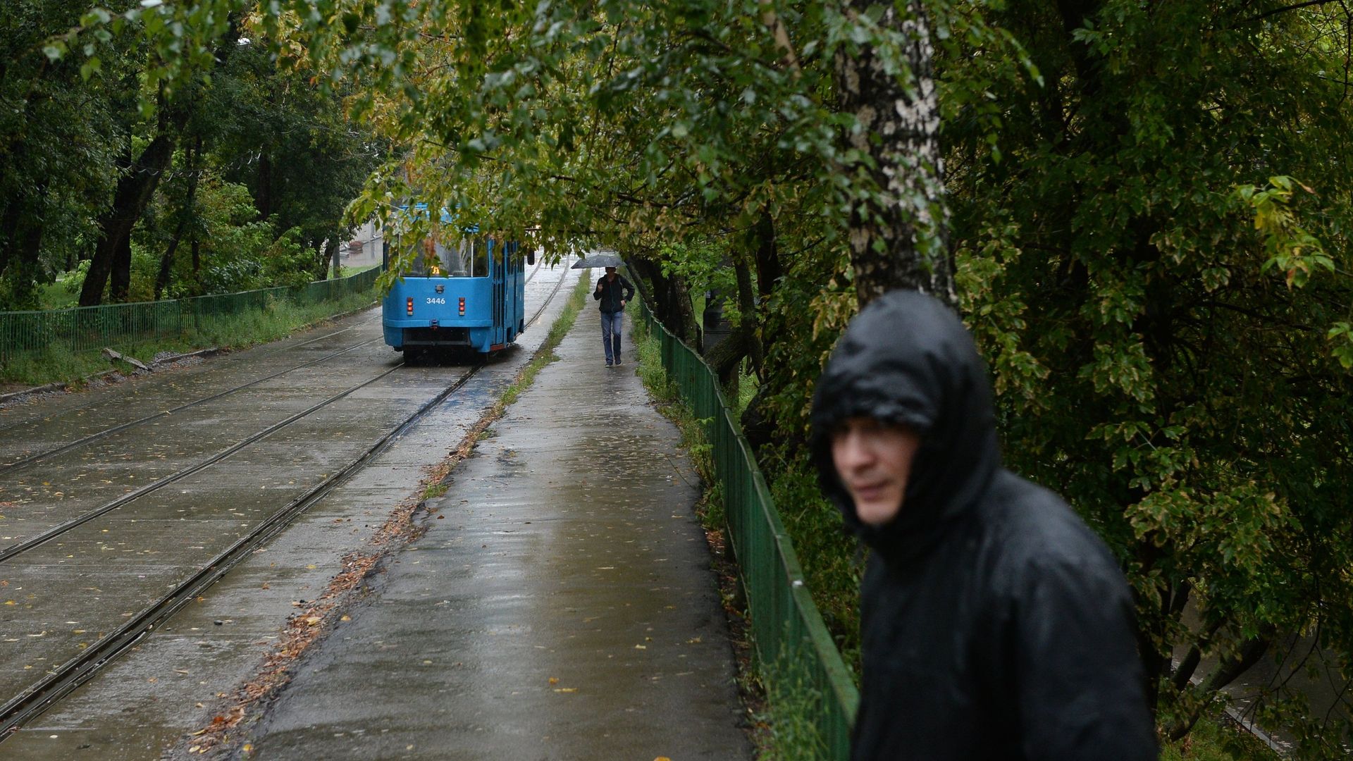 Прохожие во время дождя в Москве Прохожие во время дождя в Москве - РИА Новости, 1920, 28.06.2021