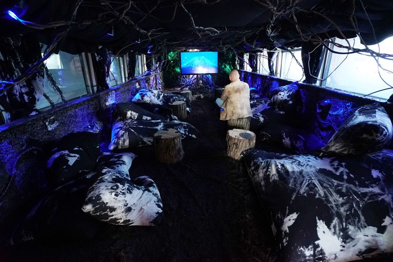 В кают-компании прогулочного корабля Blue Star, дизайн которого выполнен участниками биеннале Korakrit Arunanondchai и Alex Gvojic в рамках 9-й Берлинской биеннале современного искусства В кают-компании прогулочного корабля Blue Star, дизайн которого выполнен участниками биеннале Korakrit Arunanondchai и Alex Gvojic в рамках 9-й Берлинской биеннале современного искусства