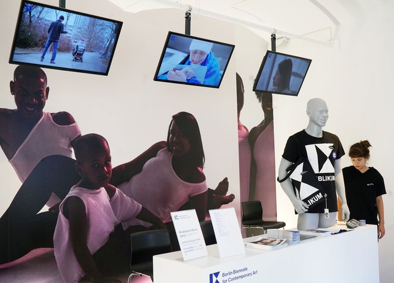 В фойе выставочного зала Института современного искусства (KW Institute for Contemporary Art), где проходит 9-я Берлинская биеннале современного искусства В фойе выставочного зала Института современного искусства (KW Institute for Contemporary Art), где проходит 9-я Берлинская биеннале современного искусства