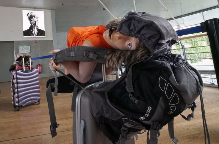Инсталляция Анны Уденберг (Anna Uddenberg) из цикла Transit Mode. 9-я Берлинская биеннале современного искусства Инсталляция Анны Уденберг (Anna Uddenberg) из цикла Transit Mode. 9-я Берлинская биеннале современного искусства
