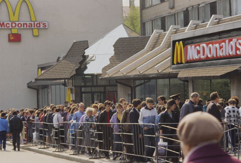 Очередь в Макдоналдс на Пушкинской площади в Москве Очередь в Макдоналдс на Пушкинской площади в Москве