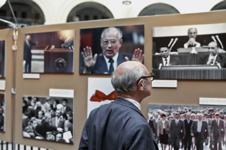 У стендов фотовыставки Агентства печати Новости - СССР: время перемен в Париже У стендов фотовыставки Агентства печати Новости - СССР: время перемен в Париже