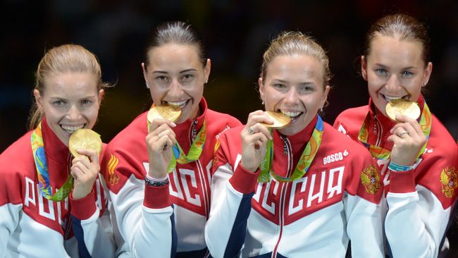Спортсменки сборной России, завоевавшие золотые медали в командном первенстве по фехтованию на саблях на XXXI летних Олимпийских играх Спортсменки сборной России, завоевавшие золотые медали в командном первенстве по фехтованию на саблях на XXXI летних Олимпийских играх