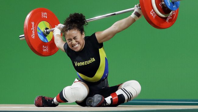 Спортсменка из Венесуэлы в соревнованиях по тяжелой атлетике среди женщин на Олимпийских играх в Рио-де-Жанейро Спортсменка из Венесуэлы в соревнованиях по тяжелой атлетике среди женщин на Олимпийских играх в Рио-де-Жанейро