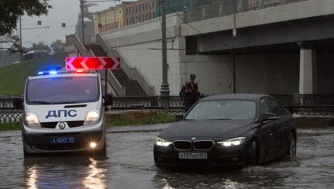 В Москве из-за разлива реки Яузы перекрыто автомобильное движение В Москве из-за разлива реки Яузы перекрыто автомобильное движение