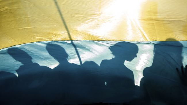 Национальный флаг во время митинга на Украине. Архивное фото Национальный флаг во время митинга на Украине. Архивное фото