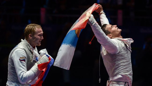 Спортсмены сборной России Артур Ахматхузин и Тимур Сафин (слева направо) после завершения финального поединка командного первенства по фехтованию на рапирах среди мужчин против сборной Франции на XXXI летних Олимпийских играх Спортсмены сборной России Артур Ахматхузин и Тимур Сафин (слева направо) после завершения финального поединка командного первенства по фехтованию на рапирах среди мужчин против сборной Франции на XXXI летних Олимпийских играх