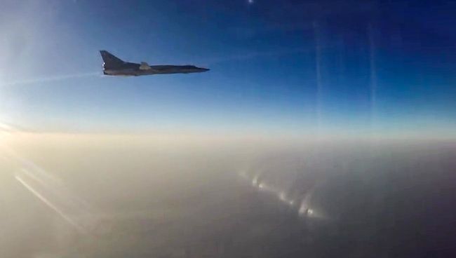 Дальний бомбардировщик ВКС РФ Ту-22М3 во время нанесения бомбовых авиаударов по объектам ИГ в провинциях Алеппо, Дейр-эз-Зор и Идлиб в Сирии Дальний бомбардировщик ВКС РФ Ту-22М3 во время нанесения бомбовых авиаударов по объектам ИГ в провинциях Алеппо, Дейр-эз-Зор и Идлиб в Сирии