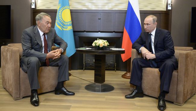 Президент России Владимир Путин и президент Казахстана Нурсултан Назарбаев во время встречи в резиденции Бочаров ручей Сочи. 16 августа 2016 Президент России Владимир Путин и президент Казахстана Нурсултан Назарбаев во время встречи в резиденции Бочаров ручей Сочи. 16 августа 2016
