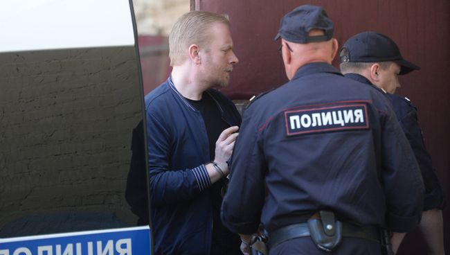 Глава Российского авторского общества Сергей Федотов, обвиняемый в мошенничестве в особо крупном размере, у Таганского суда Москвы. Архивное фото Глава Российского авторского общества Сергей Федотов, обвиняемый в мошенничестве в особо крупном размере, у Таганского суда Москвы. Архивное фото