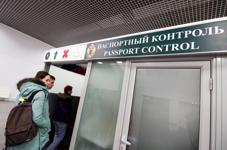 Пассажиры проходят паспортный контроль в Международном аэропорту Жуковский в Московской области Пассажиры проходят паспортный контроль в Международном аэропорту Жуковский в Московской области