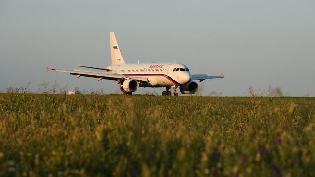 Самолет авиакомпании Россия Самолет авиакомпании Россия