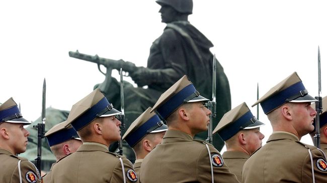 Солдаты вооруженных сил Польши у памятника советским воинам в Варшаве. Архивное фото Солдаты вооруженных сил Польши у памятника советским воинам в Варшаве. Архивное фото