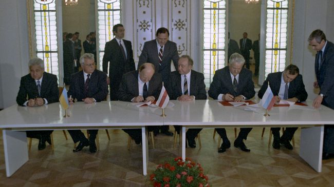 Подписание Беловежских соглашений в Белоруссии. 8 декабря 1991 года Подписание Беловежских соглашений в Белоруссии. 8 декабря 1991 года