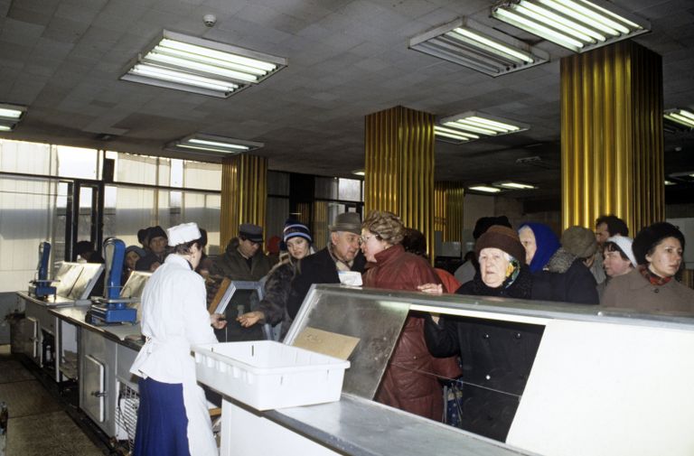 Пустые прилавка в магазинах Москвы. 1991 год Пустые прилавка в магазинах Москвы. 1991 год