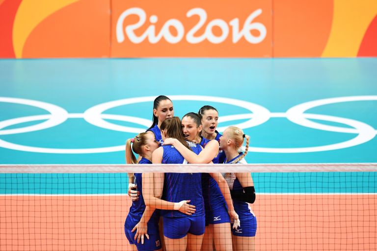 Игроки сборной России радуются выигранному очку в матче группы А женского волейбольного турнира между сборными командами России и Аргентины на XXXI летних Олимпийских играх Игроки сборной России радуются выигранному очку в матче группы А женского волейбольного турнира между сборными командами России и Аргентины на XXXI летних Олимпийских играх