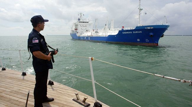 Вооруженный сотрудник морской охраны Малайзии во время патрулирования в Малаккском проливе. Архивное фото Вооруженный сотрудник морской охраны Малайзии во время патрулирования в Малаккском проливе. Архивное фото