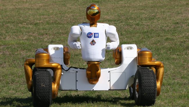 Человекоподобный робот Robonaut, разработанный NASA. Архивное фото Человекоподобный робот Robonaut, разработанный NASA. Архивное фото