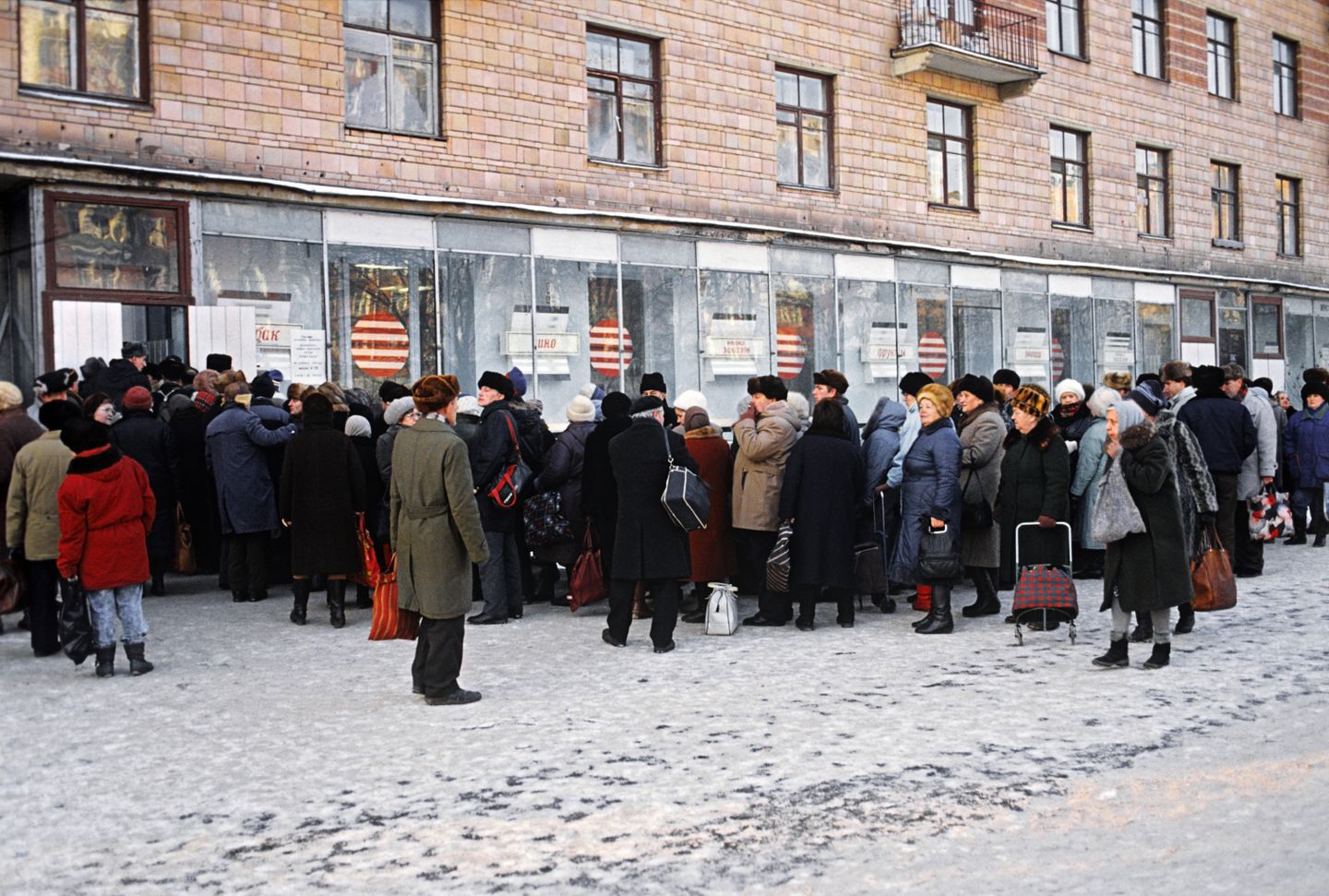Очередь в продуктовый магазин в Москве