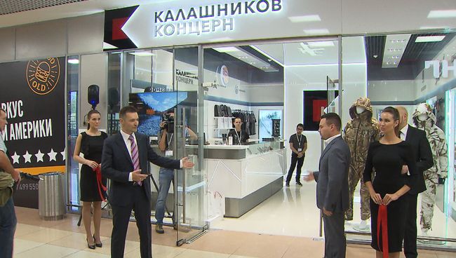 Макеты оружия, гаджеты и камуфляж: в Шереметьево открылся магазин Калашников Макеты оружия, гаджеты и камуфляж: в Шереметьево открылся магазин Калашников