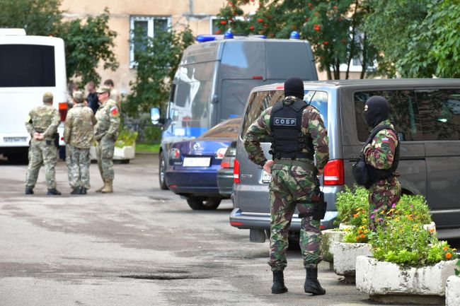 Опубликовано видео с места спецоперации по задержанию боевиков в Петербурге Опубликовано видео с места спецоперации по задержанию боевиков в Петербурге