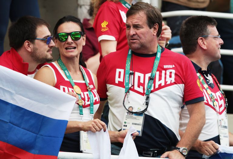 Елена Исинбаева во время финальных соревнованиях по синхронному плаванию на XXXI летних Олимпийских играх