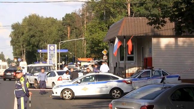 Работа оперативных служб на месте ЧП на посту ДПС на Щелковском шоссе. Архивное фото