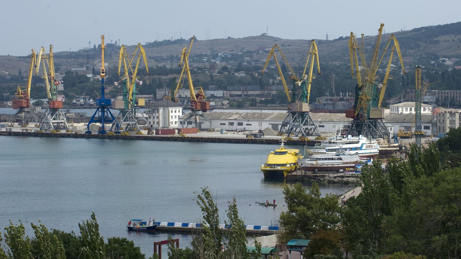 Вид на Феодосийский торговый порт Вид на Феодосийский торговый порт - РИА Новости, 1920, 10.07.2023