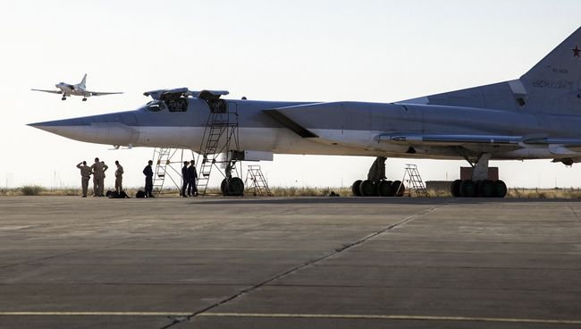 Дальние сверхзвуковые бомбардировщики-ракетоносецы Ту-22 М3 на авиабазе Хамедан в Иране. Август 2016