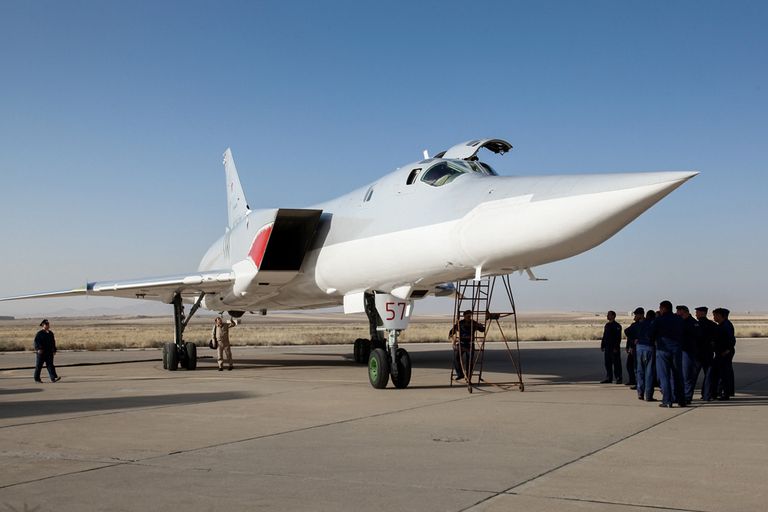 Дальний сверхзвуковой бомбардировщик-ракетоносец Ту-22 М3 на авиабазе Хамадан в Иране. Август 2016 Дальний сверхзвуковой бомбардировщик-ракетоносец Ту-22 М3 на авиабазе Хамадан в Иране. Август 2016