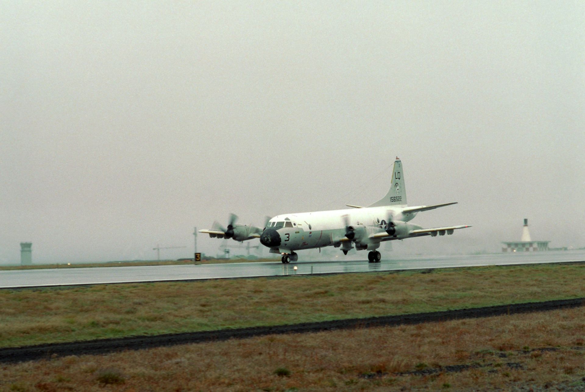 Самолет американсих ВВС P-3 Orion, способный нести ядерное вооружение, на авиабазе Кефлавик, Исландия - РИА Новости, 1920, 21.08.2026
