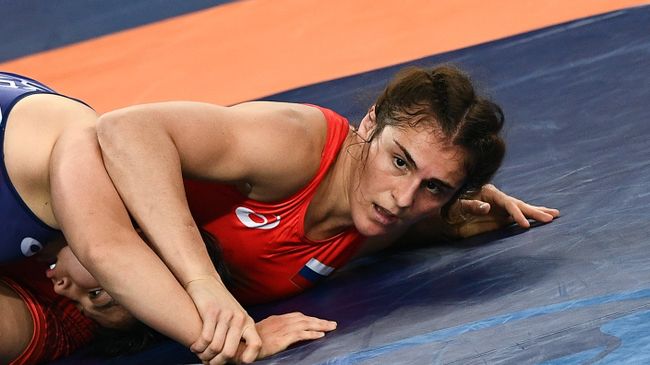 Наталья Воробьева (Россия) и Сара Досё (Япония) в финале соревнований по вольной борьбе на XXXI летних Олимпийских играх Наталья Воробьева (Россия) и Сара Досё (Япония) в финале соревнований по вольной борьбе на XXXI летних Олимпийских играх