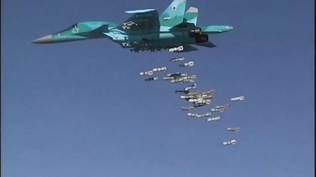 Бомбардировщик Су-34 ВКС РФ во время нанесения бомбовых авиаударов по объектам ИГ в Сирии. Архивное фото Бомбардировщик Су-34 ВКС РФ во время нанесения бомбовых авиаударов по объектам ИГ в Сирии. Архивное фото