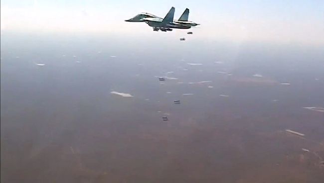 Бомбардировщик Су-34 ВКС РФ во время нанесения бомбовых авиаударов по объектам ИГ в Сирии