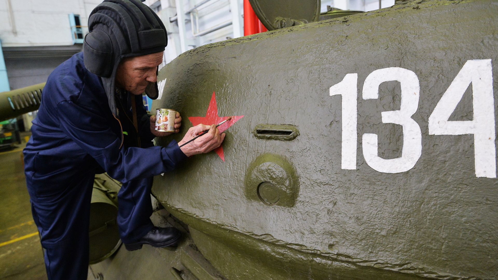 Танк Т-34 на Челябинском тракторном заводе Танк Т-34 на Челябинском тракторном заводе - РИА Новости, 1920, 25.05.2023