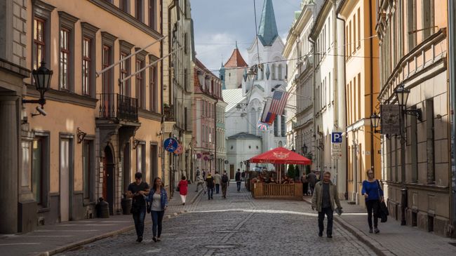 Улица Пилс и Церковь Скорбящей Богоматери в Риге, Латвия. Архивное фото Улица Пилс и Церковь Скорбящей Богоматери в Риге, Латвия. Архивное фото