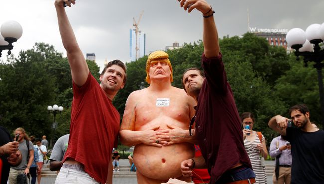 Статуи, изображающие обнаженного Дональда Трампа в Нью-Йорке. 19 августа 2016 год