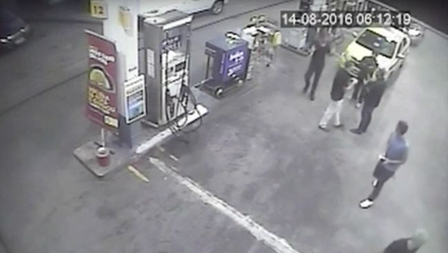 Кадр с камеры видеонаблюдения АЗС в Рио-де-Жанейро во время инцидента с участием американского пловца Райана Лохте Кадр с камеры видеонаблюдения АЗС в Рио-де-Жанейро во время инцидента с участием американского пловца Райана Лохте