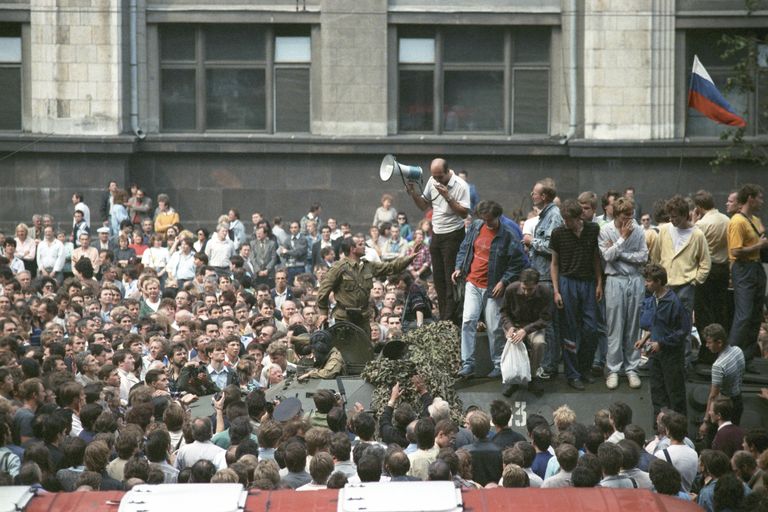 Участники митинга на одной из улиц Москвы 19 августа 1991 года Участники митинга на одной из улиц Москвы 19 августа 1991 года