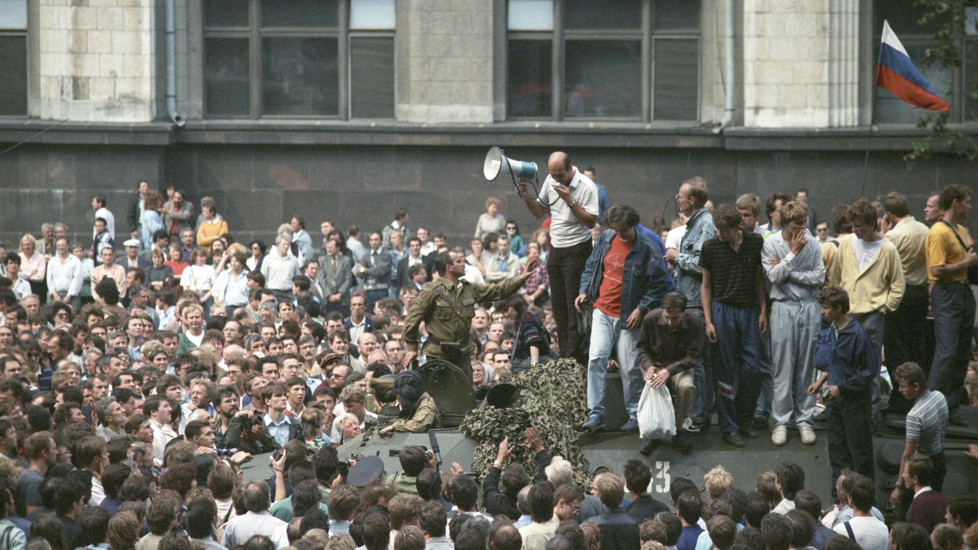 Участники митинга на одной из улиц Москвы 19 августа 1991 года Участники митинга на одной из улиц Москвы 19 августа 1991 года - РИА Новости, 1920, 19.08.2021