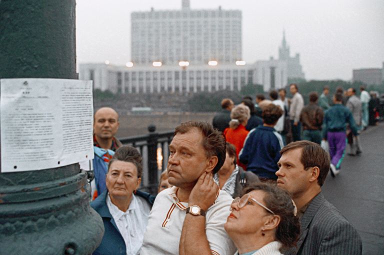 Встревоженные москвичи читают воззвание ГКЧП, расклеенное на улицах города 19 августа 1991 года