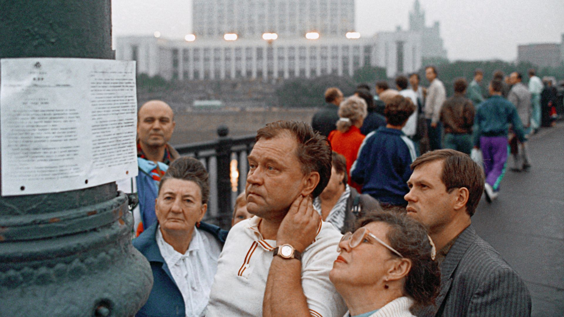 Встревоженные москвичи читают воззвание ГКЧП, расклеенное на улицах города 19 августа 1991 года Встревоженные москвичи читают воззвание ГКЧП, расклеенное на улицах города 19 августа 1991 года - РИА Новости, 1920, 19.08.2021