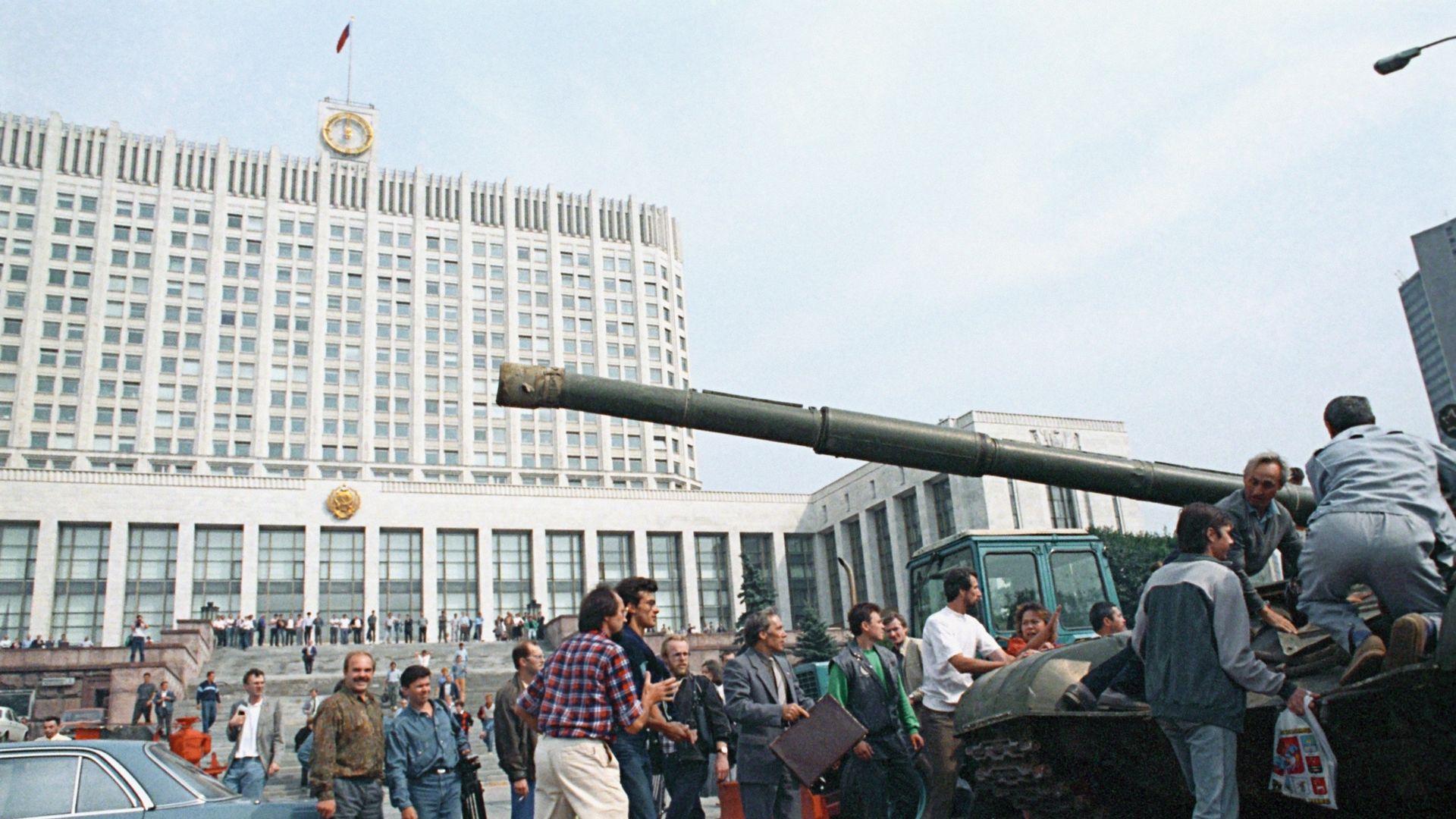 Защитники Белого дома у одного из танков, введеных в Москву 19 августа 1991 года в связи с объявлением членами ГКЧП чрезвычайного положения в столице Защитники Белого дома у одного из танков, введеных в Москву 19 августа 1991 года в связи с объявлением членами ГКЧП чрезвычайного положения в столице - РИА Новости, 1920, 08.03.2021