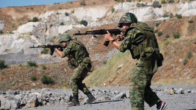 Бойцы спецподразделения народной милиции ДНР во время учений в Донецкой области Бойцы спецподразделения народной милиции ДНР во время учений в Донецкой области