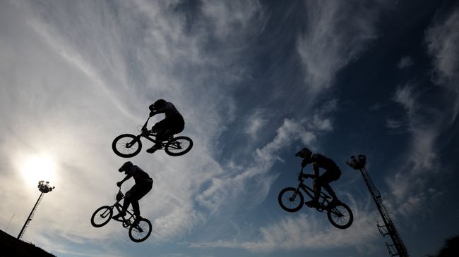 Спортсмены во время заезда BMX
