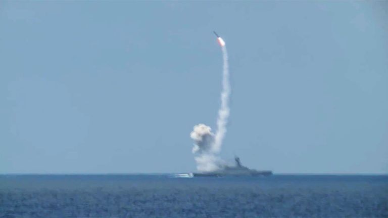 Пуск крылатых ракет Калибр по объектам Джебхат ан-Нусра в Сирии из акватории Средиземного моря Пуск крылатых ракет Калибр по объектам Джебхат ан-Нусра в Сирии из акватории Средиземного моря