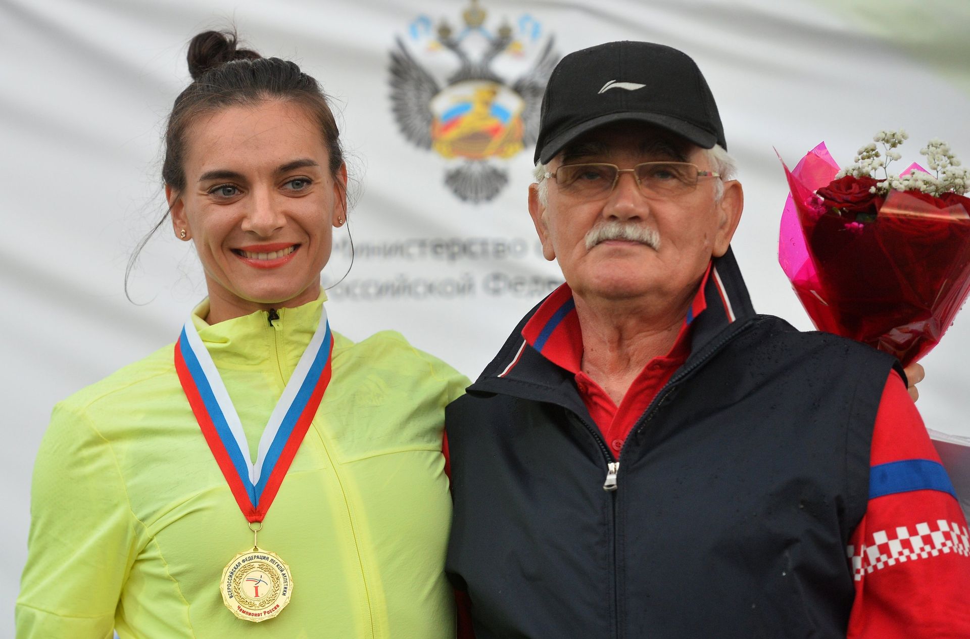 Елена Исинбаева со своим тренером Евгением Трофимовым на чемпионате России по легкой атлетике в Чебоксарах. Архивное фото Елена Исинбаева со своим тренером Евгением Трофимовым на чемпионате России по легкой атлетике в Чебоксарах. Архивное фото - РИА Новости, 1920, 03.01.2025