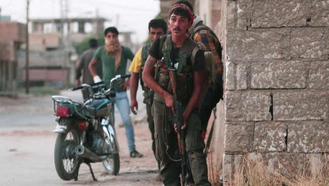 Боевик курдского отряда YPG в городе Эль-Хасаке на северо-востоке Сирии Боевик курдского отряда YPG в городе Эль-Хасаке на северо-востоке Сирии
