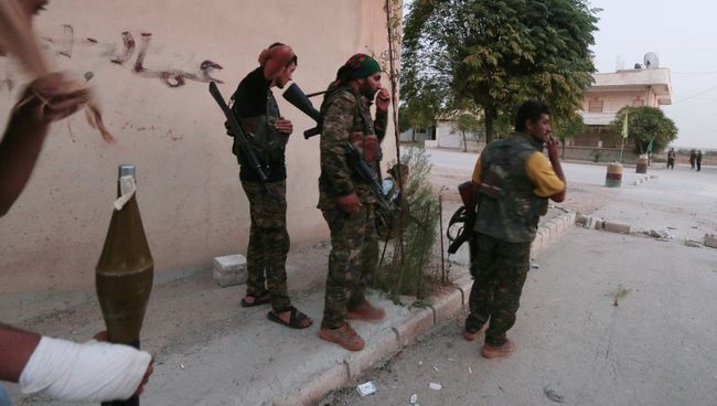 Боевики курдского отряда YPG в городе Эль-Хасаке на северо-востоке Сирии. 20 августа 2016 Боевики курдского отряда YPG в городе Эль-Хасаке на северо-востоке Сирии. 20 августа 2016